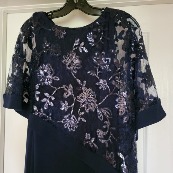 Gorgeous Gown in Navy - Picture 2 of 3